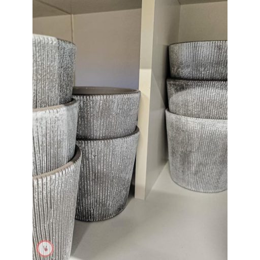 beton kaspó csíkos 